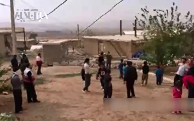 فیلم | فوتبال بازی کردن حمید استیلی با کودکان زلزله‌زده 