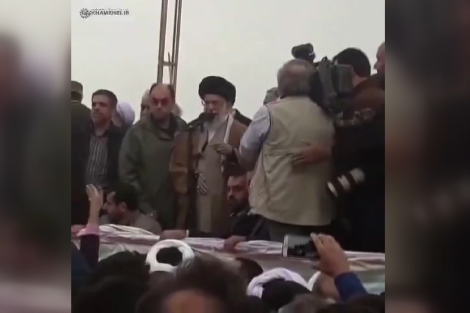 فیلم | درخواست رهبرانقلاب در دیدار با زلزله‌زدگان کرمانشاه: کنار بایستید، من این جمعیت را ببینم
