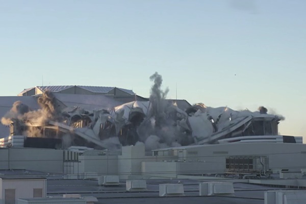 فیلم | لحظه تخریب بزرگترین استادیوم گنبدی در آمریکا و غافلگیری دوربین‌های تلویزیون