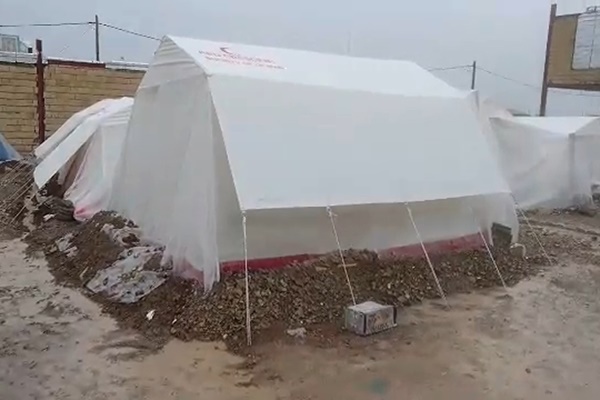 فیلم | بارش شدید باران و آب‌گرفتگی چادرها در سرپل‌ذهاب