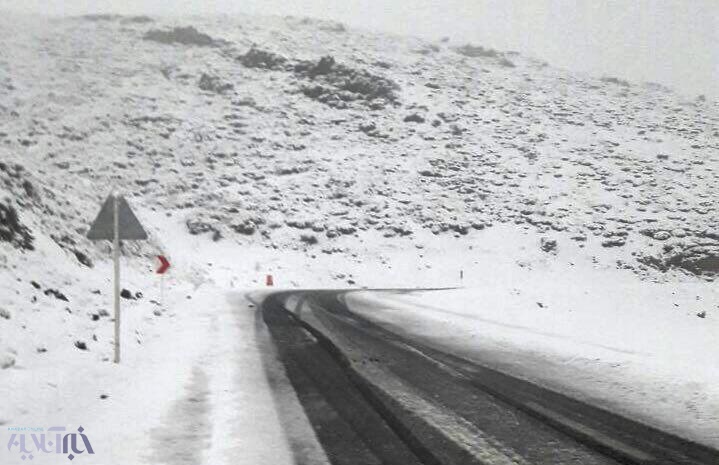 برف راه ارتباطی 20 روستای الیگودرز را بست