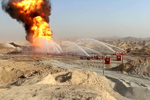 فیلم | ادامه عملیات اطفاء حریق چاه نفت «رگ سفید» پس از ۲۵ روز