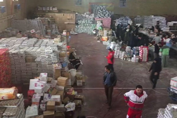فیلم | کار شبانه‌روزی امدادگران برای آماده کردن غذای زلزله‌زده‌ها