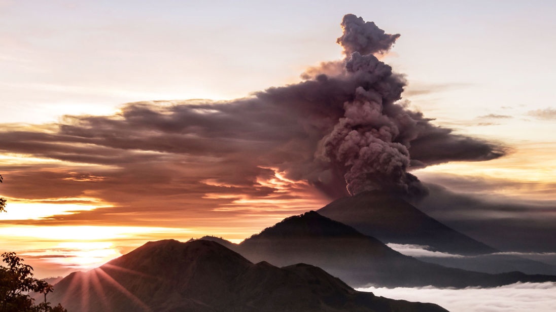 تصاویر | فعالیت آتشفشان بالی ساکنان را مجبور به ترک منطقه کرد