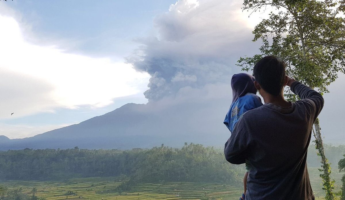 تصاویر | فعالیت آتشفشان بالی ساکنان را مجبور به ترک منطقه کرد