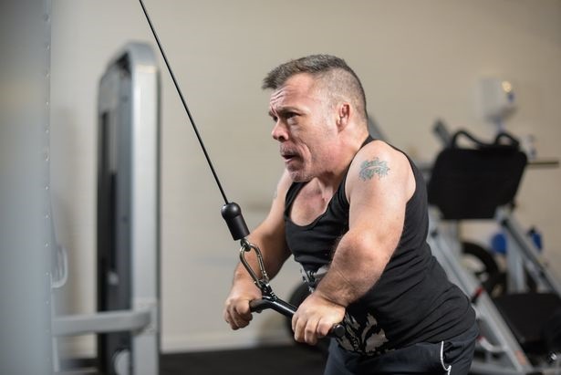 تصاویر | رکوردزنی مرد ۱۱۱ سانتیمتری در وزنه‌برداری