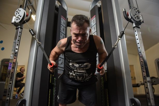 تصاویر | رکوردزنی مرد ۱۱۱ سانتیمتری در وزنه‌برداری