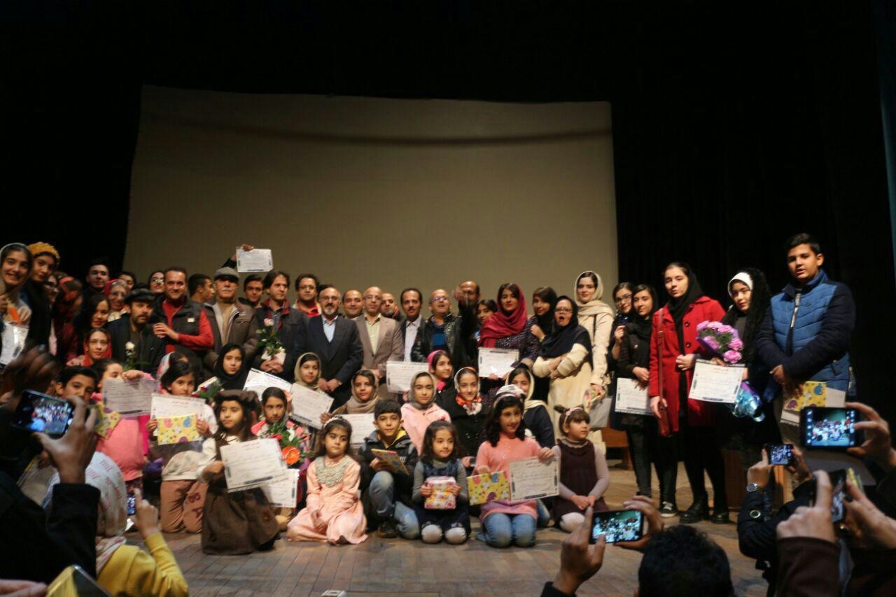 اعطای گواهی‌نامه پایان دوره به ٦٠ هنرجوی تئاتر در زنجان