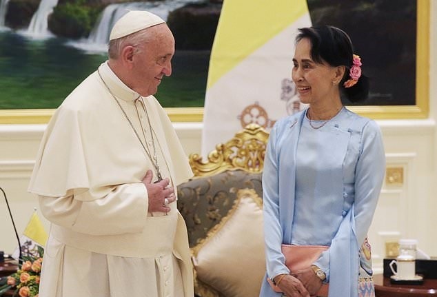 تصاویر | دیدار پاپ فرانسیس و رهبر میانمار بدون صحبت از بحران روهینگیا 