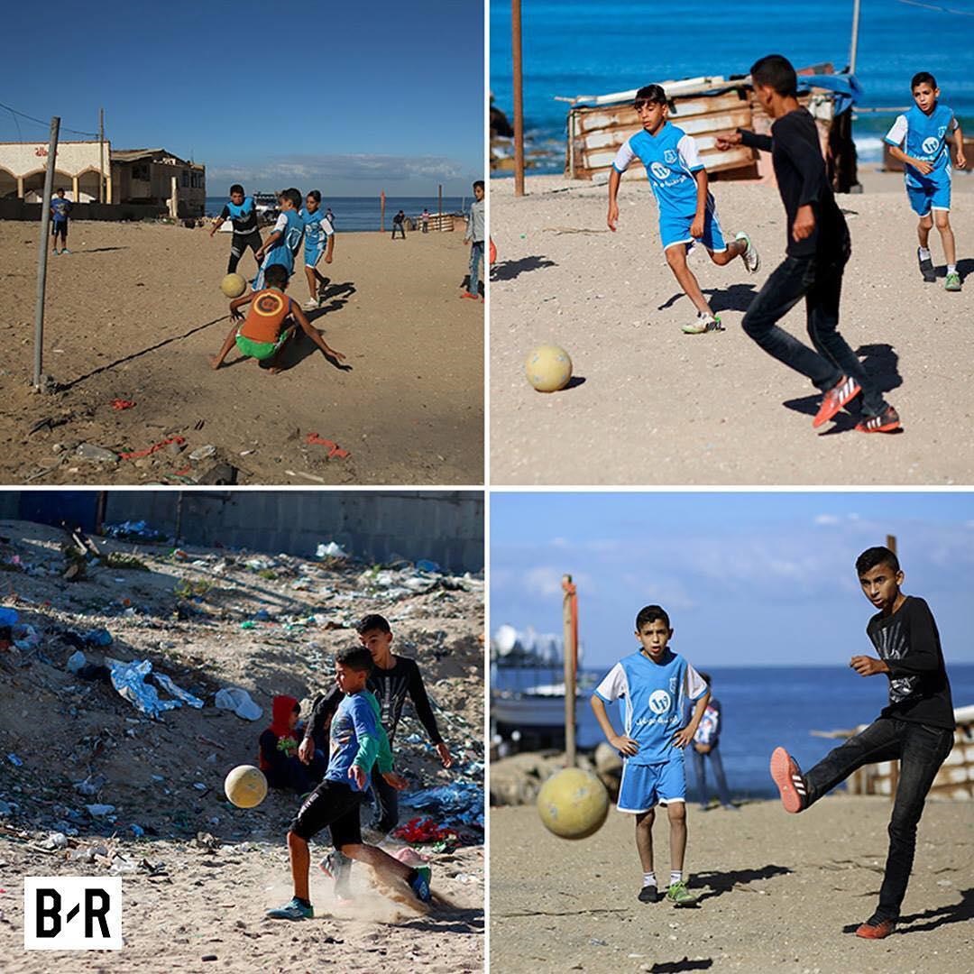 تصویری زیبا از فوتبال بازی کردن کودکان غزه در سایت معروف فوتبالی