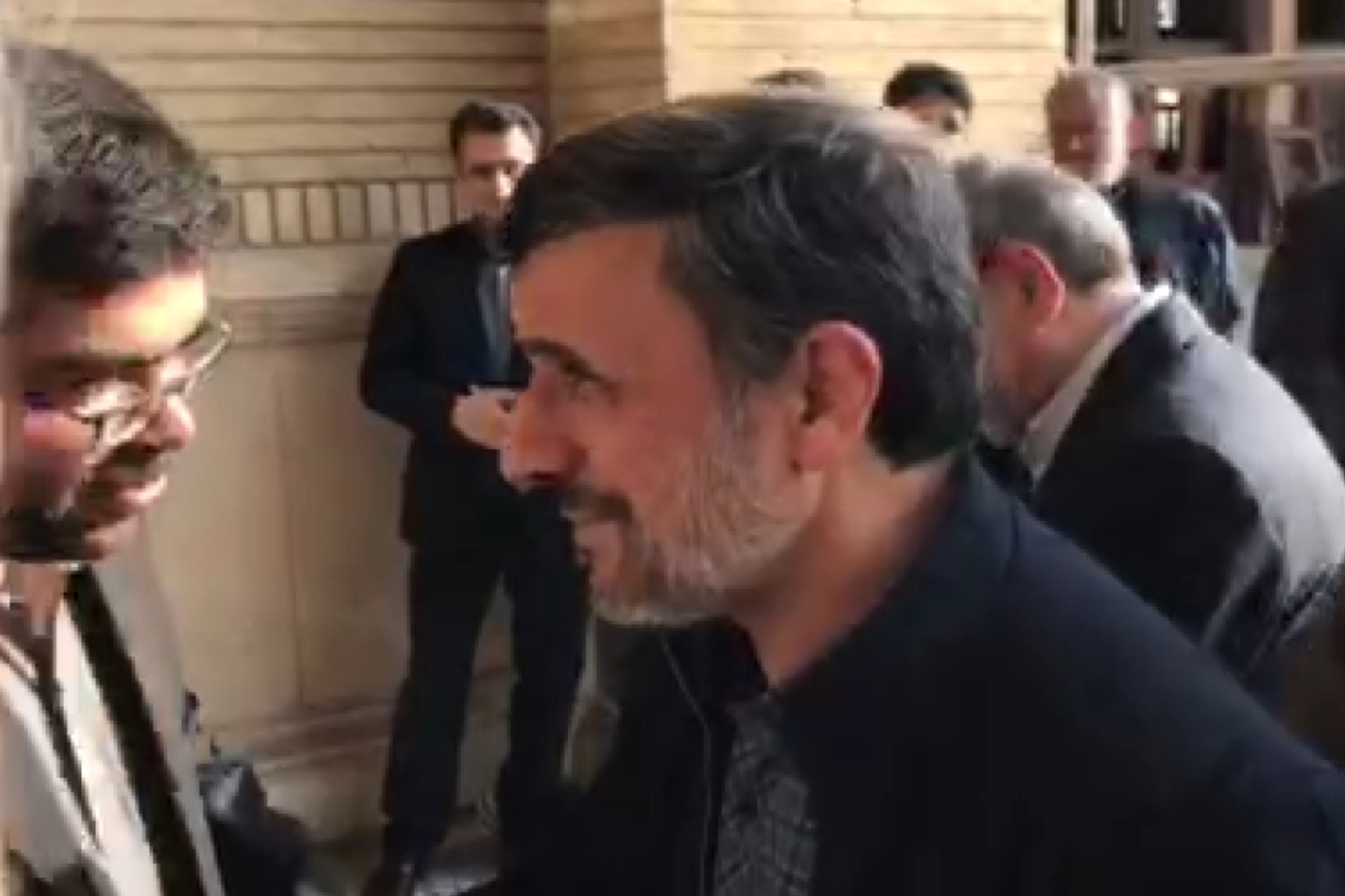 فیلم | احمدی‌نژاد در حاشیه مراسم ترحیم پدر سردار سلیمانی