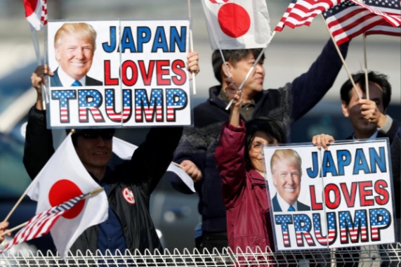 تصاویر | نخستین سفر ترامپ به ژاپن | از ابراز علاقه مردم تا هدیه عجیب نخست‌وزیر