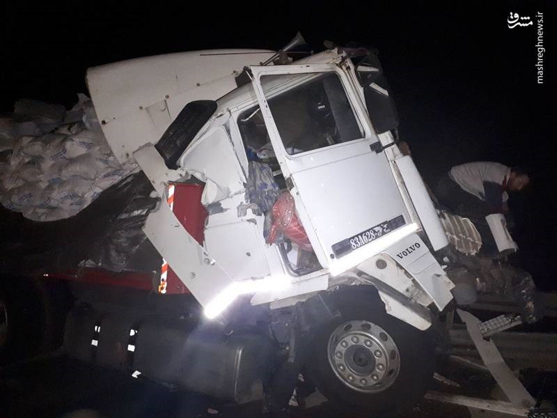 عکس | تصادف شدید تریلی با کامیون‌ در جاده کاشان
