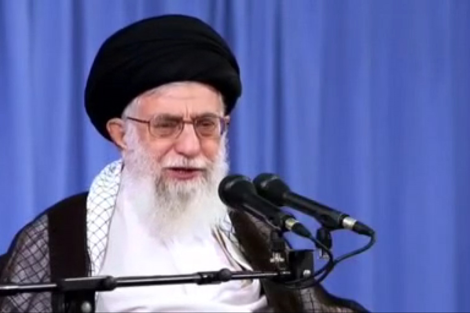 فیلم | رهبرانقلاب: با امنیت زندگی می‌کنید، چه خبر دارید آن ‌که در مرز ایستاده چه می‌کشد؟