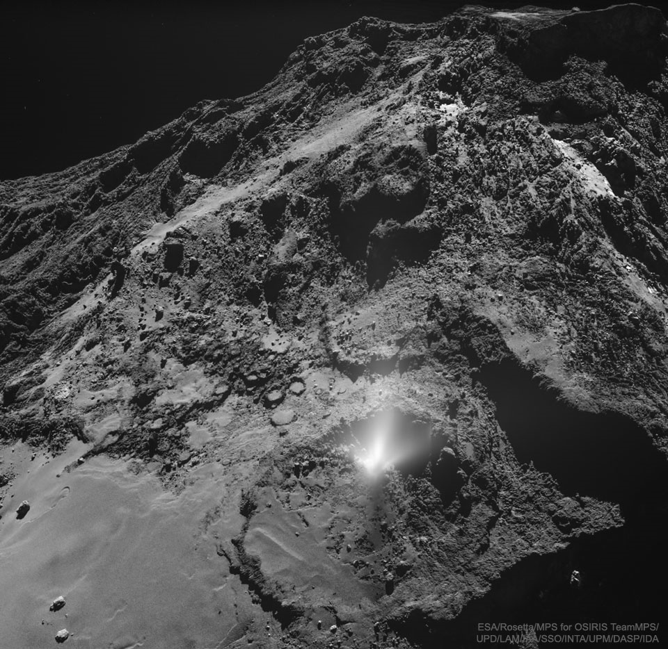 فواره‌ای از نور در فضا/عکس خارق‌العاده ناسا از یک دنباله‌دار