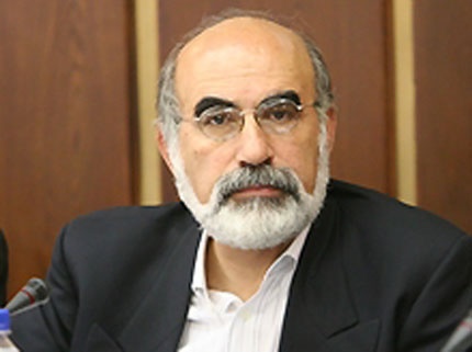 انتقاد فرزند پروفسور حسابی از وضعیت امروز تلویزیون/ در کلیشه درجا می‌زنند