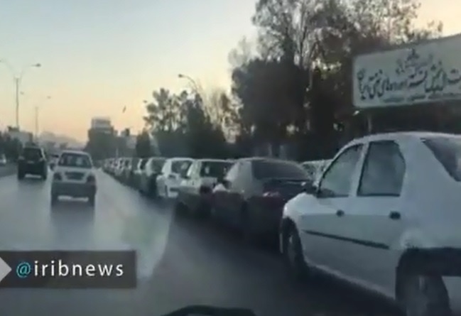 فیلم | صف طولانی پمپ‌بنزین‌های کرمان پس از زمین‌لرزه