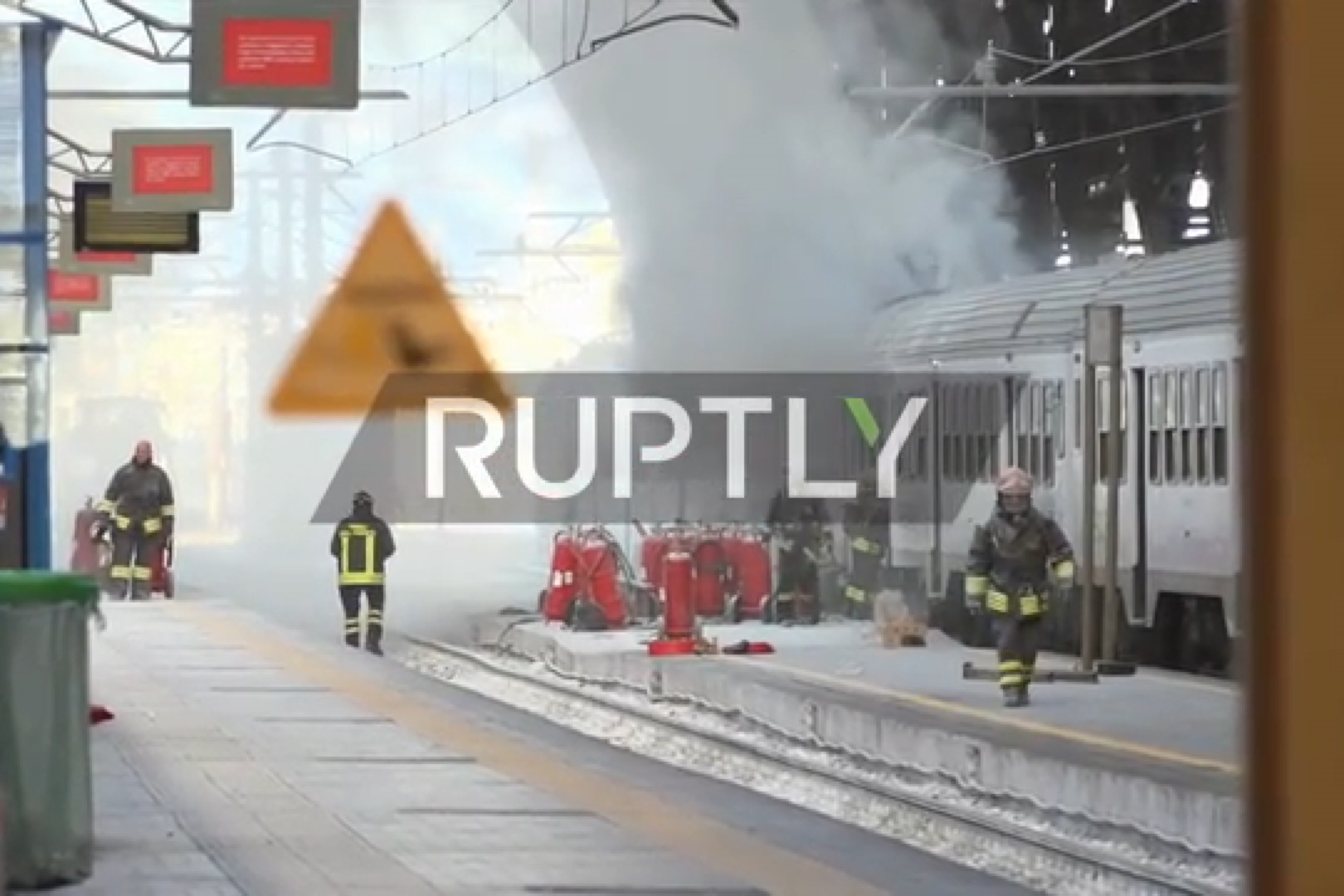 فیلم | آتش در ایستگاه قطار اشک مسافران را در آورد