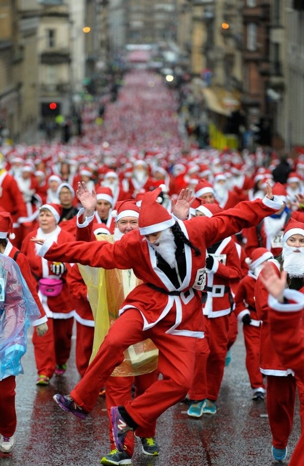 تصاویر | پیاده‌روی ٨ هزار بابانوئل اسکاتلندی در گلاسکو