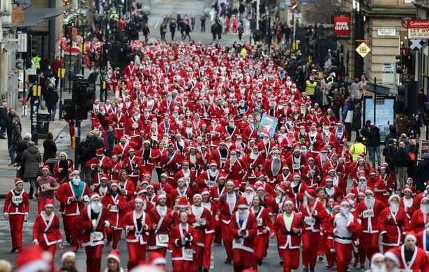 تصاویر | پیاده‌روی ٨ هزار بابانوئل اسکاتلندی در گلاسکو