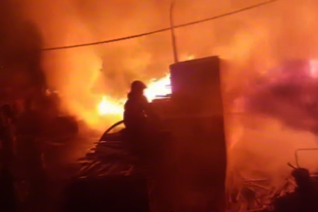 فیلم | آتش‌سوزی گسترده انبار چوب در چهاردانگه