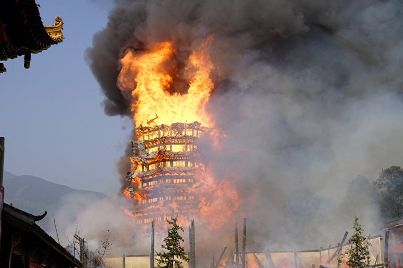 فیلم | سوختن بزرگترین برج چوبی آسیا در میان شعله‌های آتش