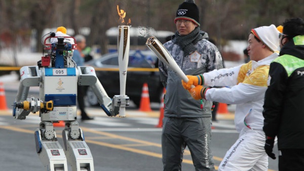 هوبو؛رباتی که مشعل المپیک را مثل یک انسان حمل کرد!