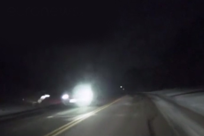 فیلم | تصادف شوک‌کننده گوزن با یک خودرو در جاده برفی