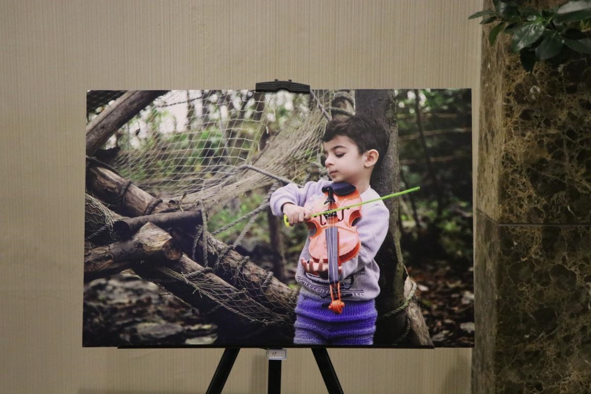 عکس‌هایی به کمک کودکان زلزله‌زده می‌شتابند