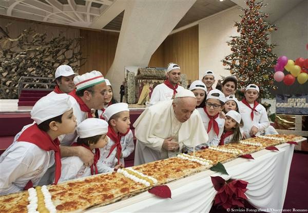 تصاویر | شمع تولد ٨۱ سالگی پاپ فرانسیس بر روی پیتزای ۴ متری