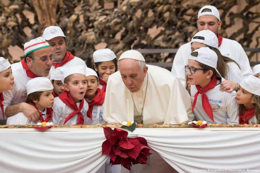 تصاویر | شمع تولد ٨۱ سالگی پاپ فرانسیس بر روی پیتزای ۴ متری