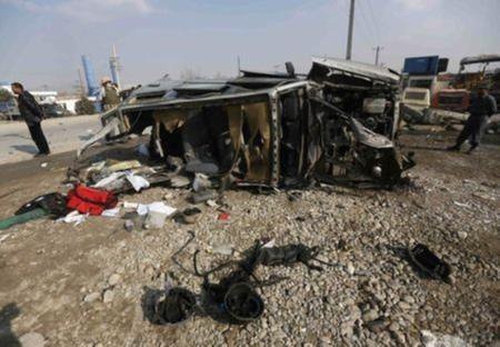 فیلم | بررسی صحنه انفجار بمب در مسیر کاروان ناتو در جنوب افغانستان