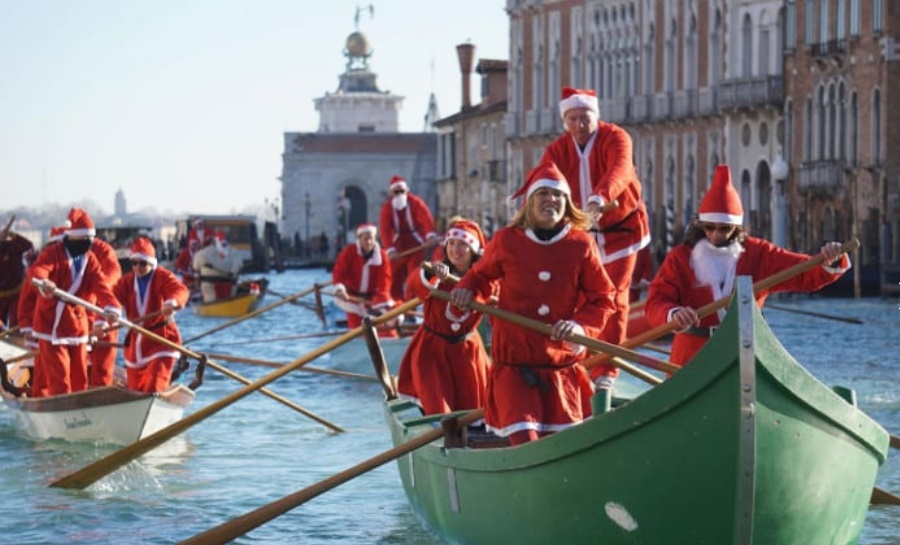 تصاویر | قایق‌سواری بابانوئل‌ها در ونیز ایتالیا