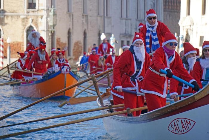 تصاویر | قایق‌سواری بابانوئل‌ها در ونیز ایتالیا