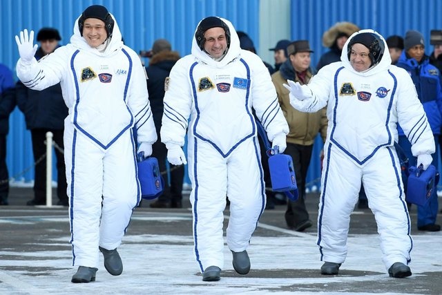کپسول فضانوردها به ایستگاه رسید