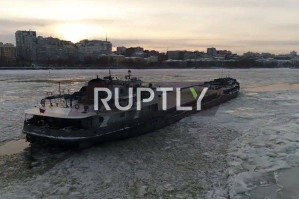 فیلم | کشتی گرفتار در یک رودخانه یخ‌زده در روسیه