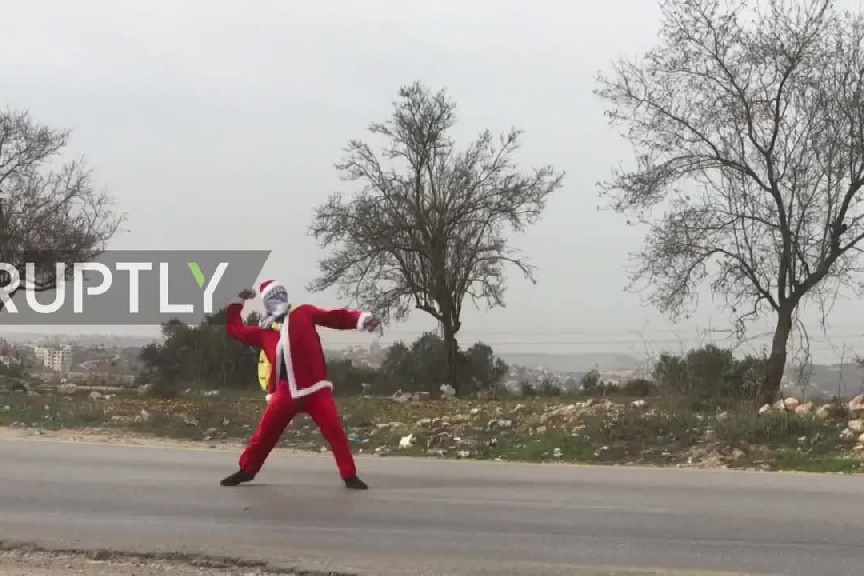 فیلم | بابانوئلی که در جریان اعتراض به صهیونیست‌ها مجروح شد