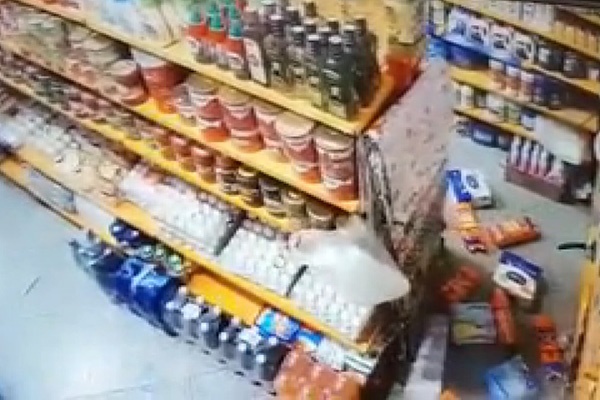 فیلم | لحظه وقوع زلزله تهران از دوربین مداربسته یک فروشگاه