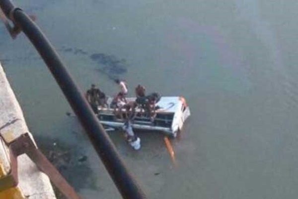 فیلم | سقوط اتوبوس به رودخانه‌ای در هند جان ۲۰ نفر را گرفت