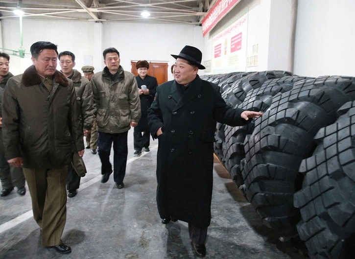 تصاویر | تیپ متفاوت «کیم جونگ اون» در بازدید از کارخانه تولید لاستیک