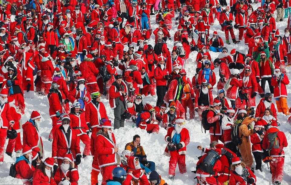 تصاویر | حضور همزمان ۲۶۰۰ بابانوئل در پیست اسکی کوه‌های آلپ