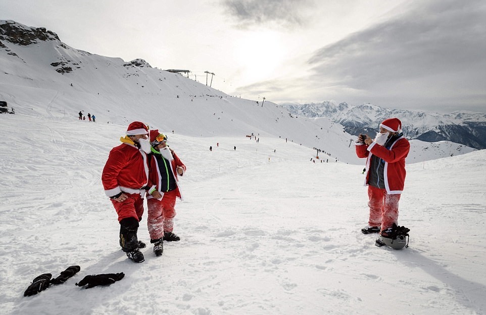 تصاویر | حضور همزمان ۲۶۰۰ بابانوئل در پیست اسکی کوه‌های آلپ