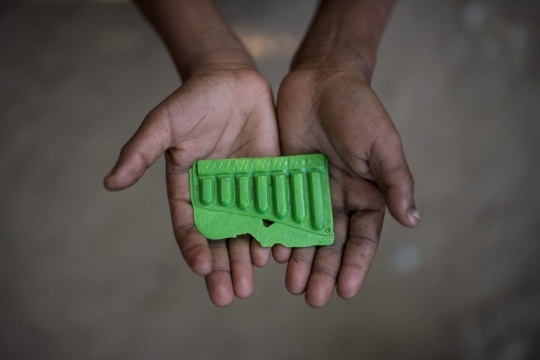 تصاویر | اسباب‌بازی متفاوت کودکان در اردوگاه آوارگان بنگلادش