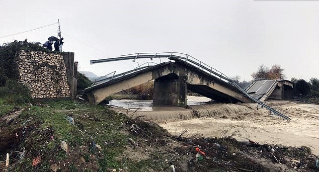 تصاویر | بارش سیل‌آسای باران در آلبانی با یک کشته
