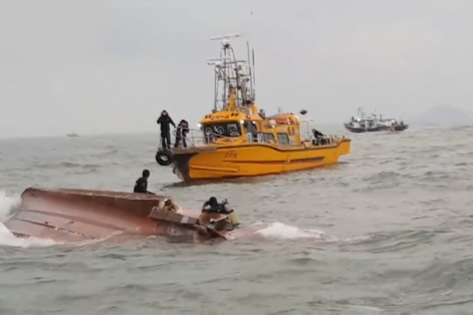 فیلم | ۱۳ کشته و ۲ مفقودی در برخورد قایق ماهی‌گیری با نفت‌کش