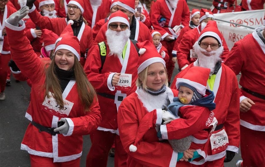 تصاویر | گردهمایی ۳ هزار بابانوئل برای کمک به کودکان فقیر مجارستان