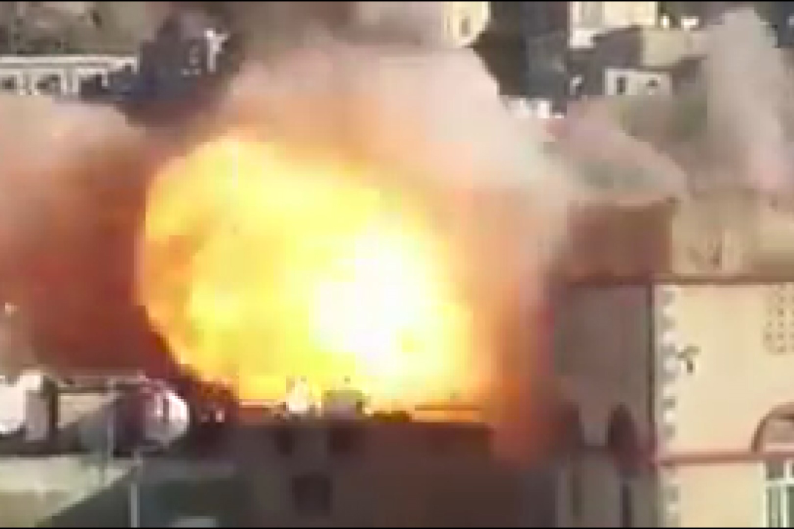 فیلم | لحظه انفجار خانه عبدالله صالح در صنعا