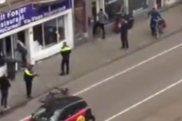 فیلم | حمله مردی با پرچم فلسطین به رستوران یهودیان در آمستردام