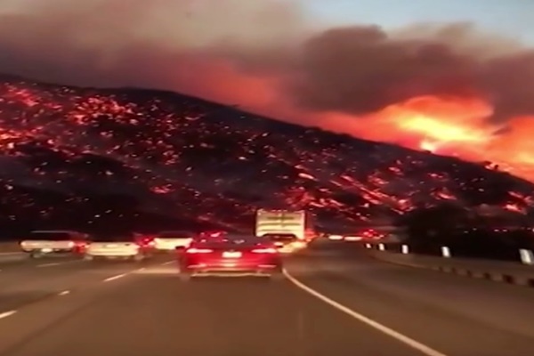 فیلم تکان‌دهنده‌ای که یک راننده از آتش جنگل‌های کالیفرنیا ثبت کرد