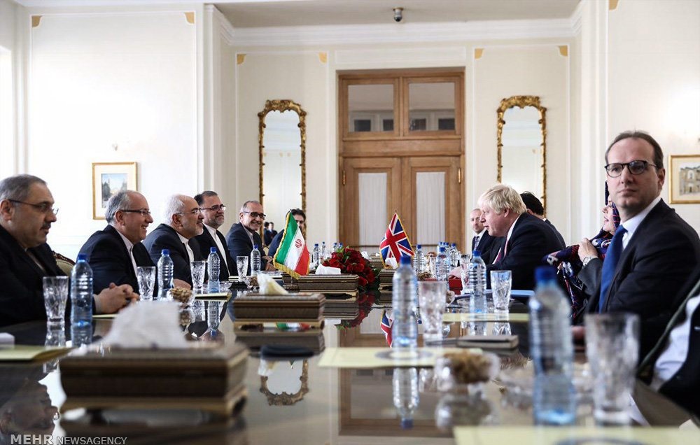 وزارت خارجه انگلیس: گفت‌وگوهای ظریف و جانسون صریح بوده است